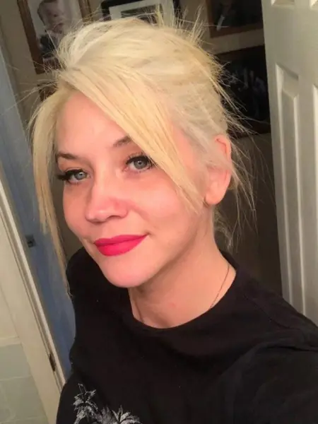 Femme souriante dans un portrait extérieur