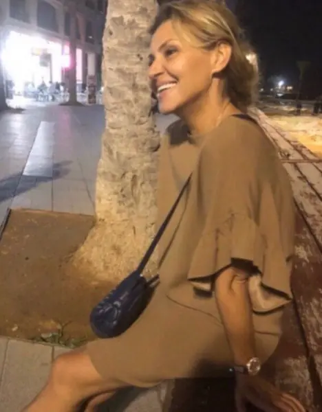 Femme mûre souriante lors d'une sortie en ville