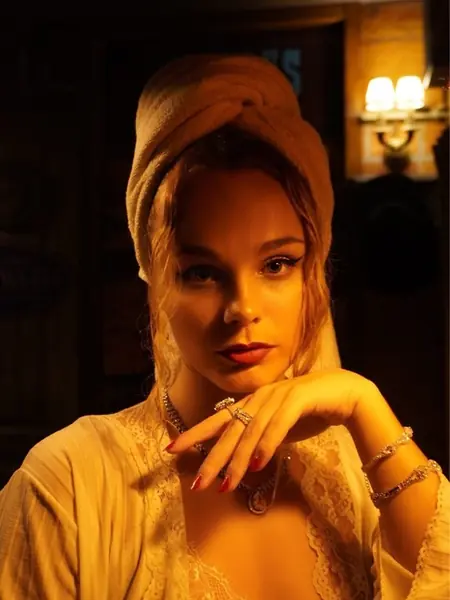 Portrait élégant dans une ambiance chaleureuse